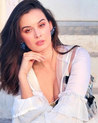 Evelyn Sharma